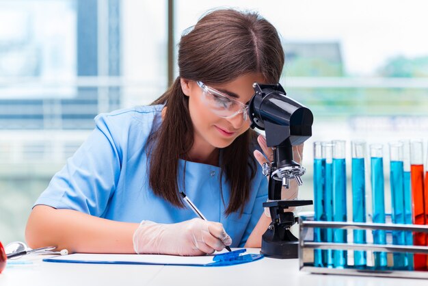 Foto joven mujer que trabaja en el laboratorio