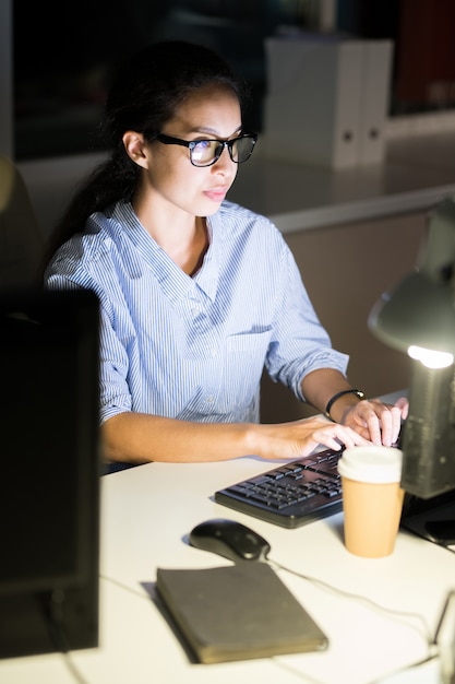 Foto joven mujer que trabaja de noche