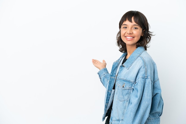 Joven mujer de raza mixta aislada de fondo blanco extendiendo las manos a un lado para invitar a venir