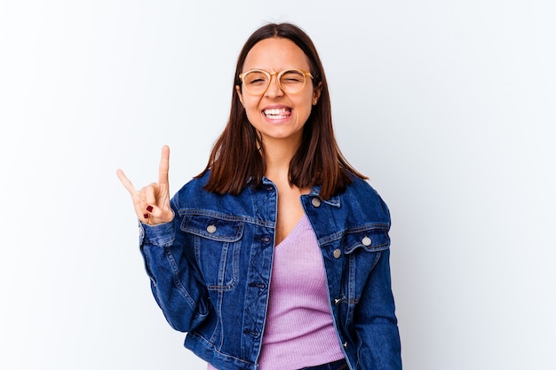 Joven mujer de raza mixta aislada mostrando gesto de rock con los dedos