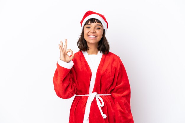 Joven mujer de raza mixta disfrazada de Santa Claus