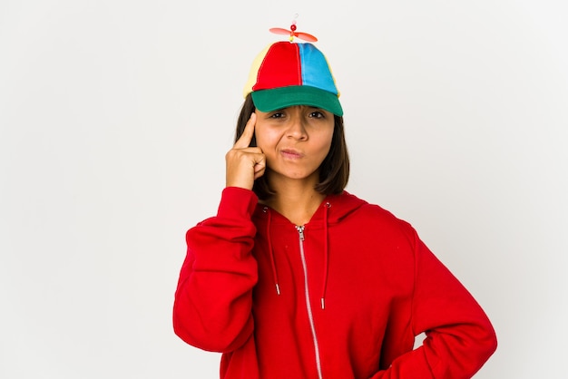 Joven mujer de raza mixta con una gorra