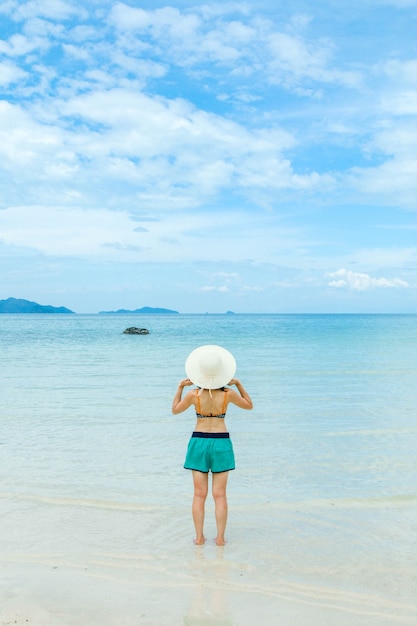 Joven mujer relajarse en la playa