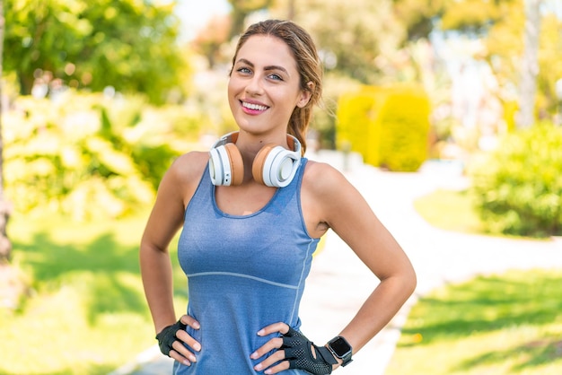 Joven mujer rubia al aire libre usando ropa deportiva