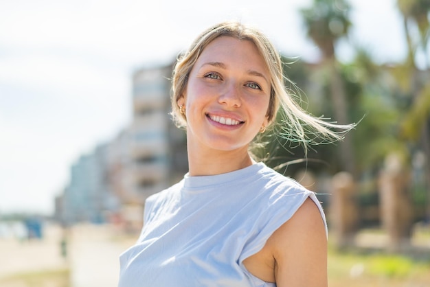 Joven mujer rubia al aire libre usando ropa deportiva