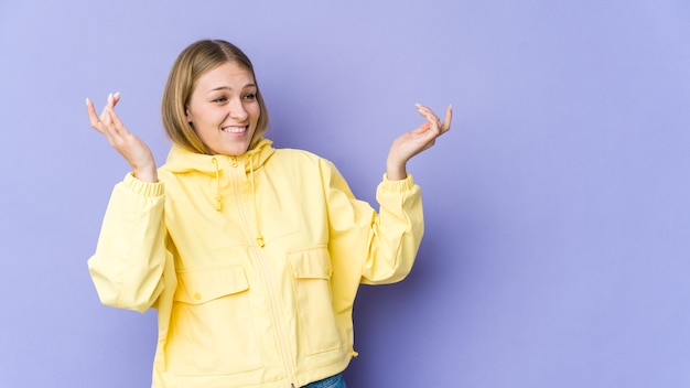 Joven mujer rubia alegre riendo mucho