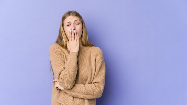 Joven, mujer rubia, bostezo