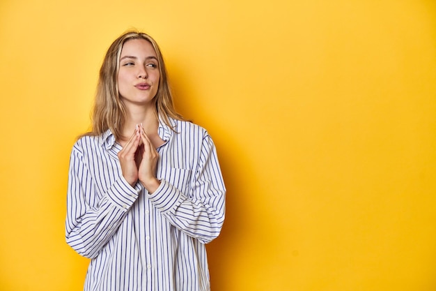 Joven mujer rubia caucásica expresando emociones aisladas