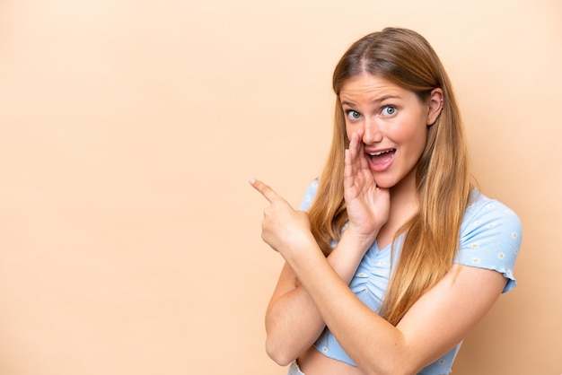Joven mujer rubia caucásica