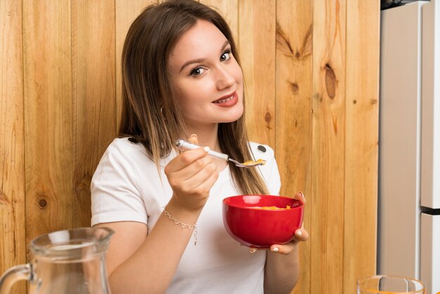 Joven mujer rubia desayunando