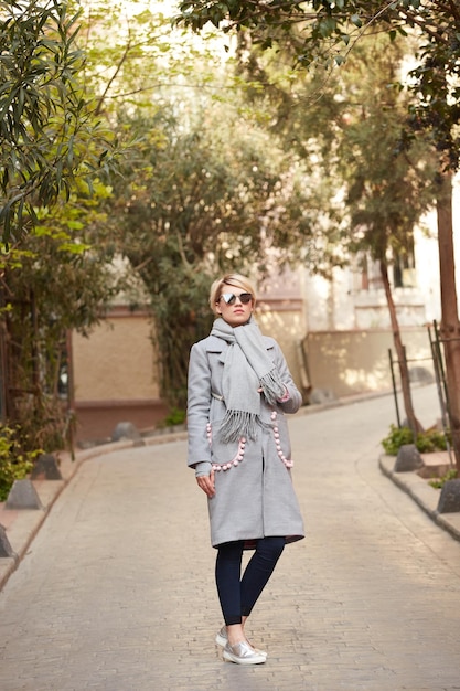 Foto joven mujer rubia con gafas de sol en la calle