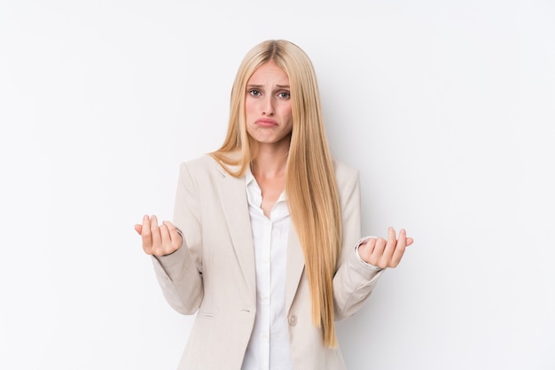 Joven mujer rubia de negocios en la pared blanca que muestra que no tiene dinero