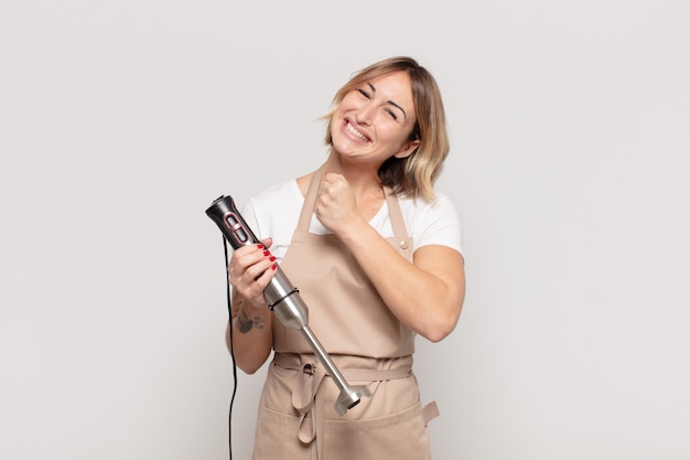 Joven mujer rubia que se siente feliz, positiva y exitosa, motivada cuando enfrenta un desafío o celebra buenos resultados