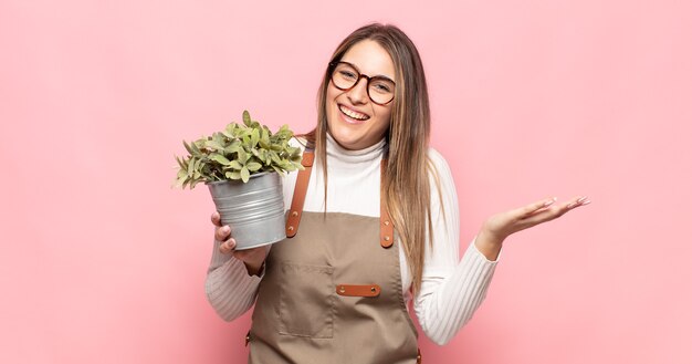 Joven mujer rubia que se siente feliz, sorprendida y alegre, sonriendo con actitud positiva, dándose cuenta de una solución o idea