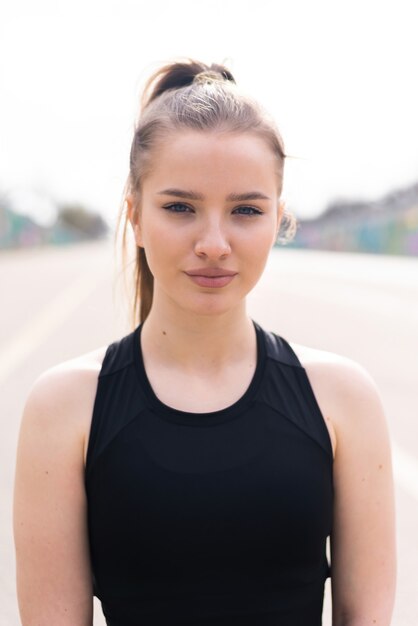 Joven mujer rubia en ropa deportiva en retrato de entrenamiento al aire libre, camino