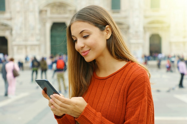 Foto joven, mujer rubia, tenencia, teléfono