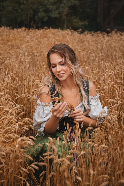 joven mujer rubia en traje tradicional bávaro