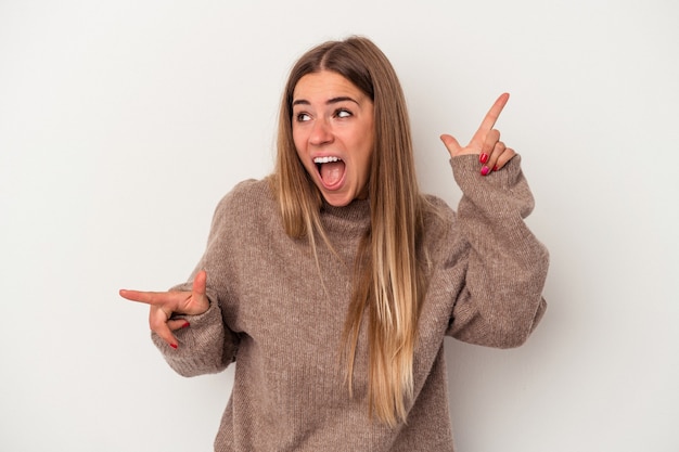 Joven mujer rusa aislada sobre fondo blanco con dolor de cuello debido al estrés, masajeando y tocándolo con la mano.