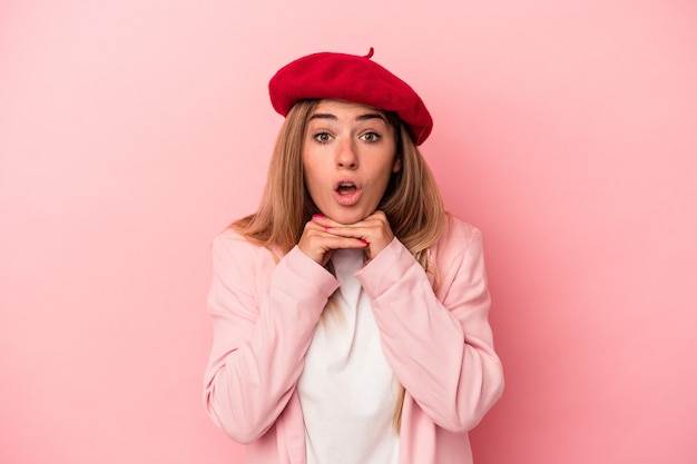 Joven mujer rusa aislada sobre fondo rosa alegre riendo mucho. Concepto de felicidad.