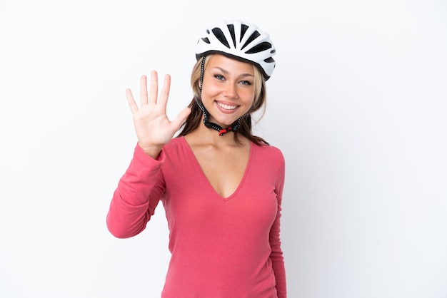 Joven mujer rusa con casco de bicicleta aislado de fondo blanco contando cinco con los dedos