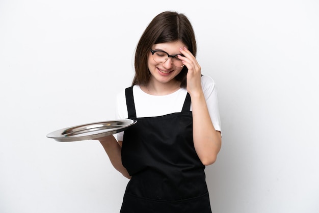 Joven mujer rusa chef con bandeja aislado sobre fondo blanco riendo