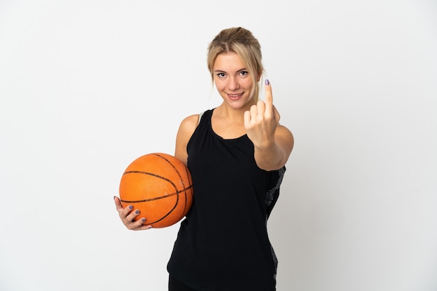 Joven mujer rusa jugando baloncesto aislado sobre fondo blanco haciendo gesto de venida