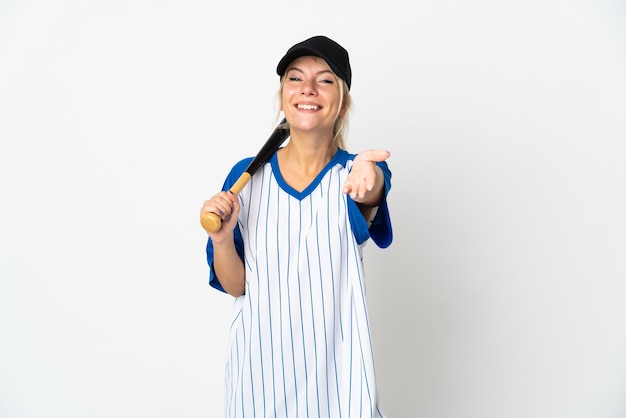 Joven mujer rusa jugando béisbol aislado sobre fondo blanco un apretón de manos para cerrar un buen trato