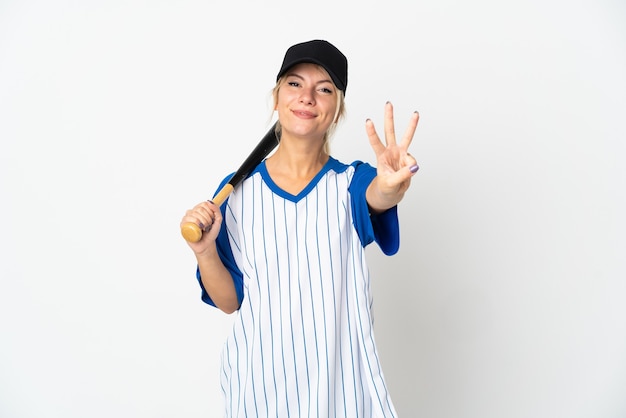Joven mujer rusa jugando béisbol aislado sobre fondo blanco feliz y contando tres con los dedos