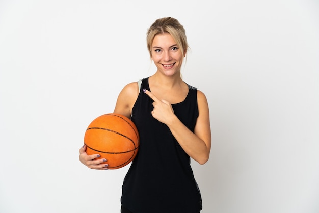 Joven, mujer rusa, jugar al básquetbol