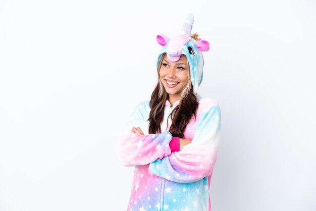 Joven mujer rusa con un pijama de unicornio aislado de fondo blanco feliz y sonriente