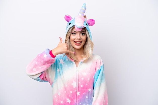 Joven mujer rusa con pijama de unicornio aislado sobre fondo blanco haciendo gesto de teléfono Llámame de nuevo signo