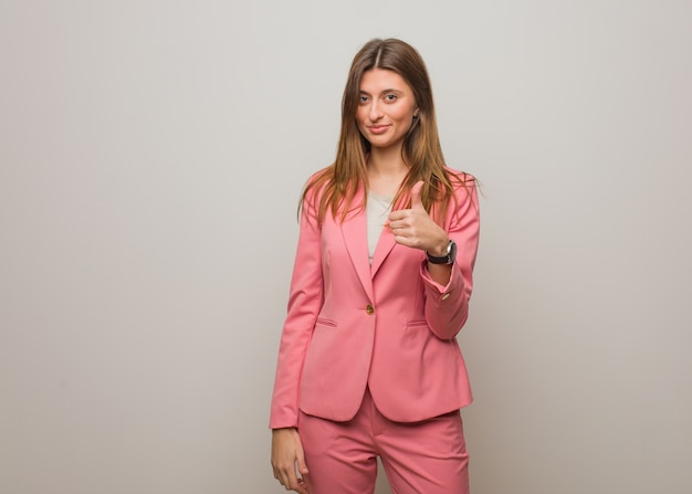 Joven mujer rusa sonriendo y levantando el pulgar