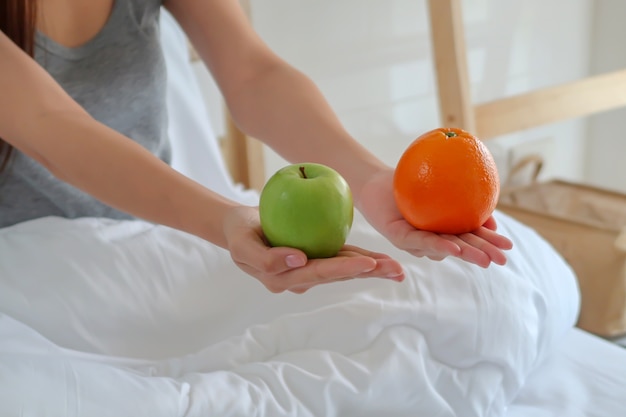 Joven mujer sana con una manzana verde