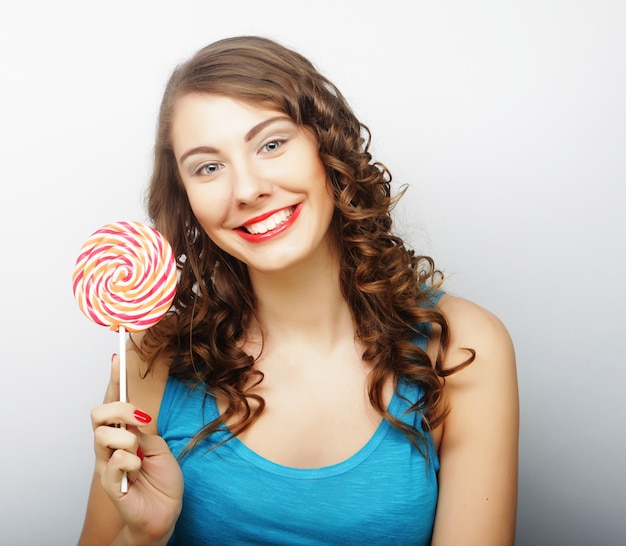 Foto joven mujer sexual con piruleta. estilo de vida.