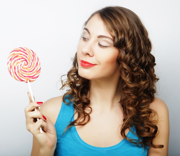 Foto joven mujer sexual con piruleta. estilo de vida.