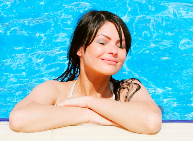 Joven mujer sexy en la piscina