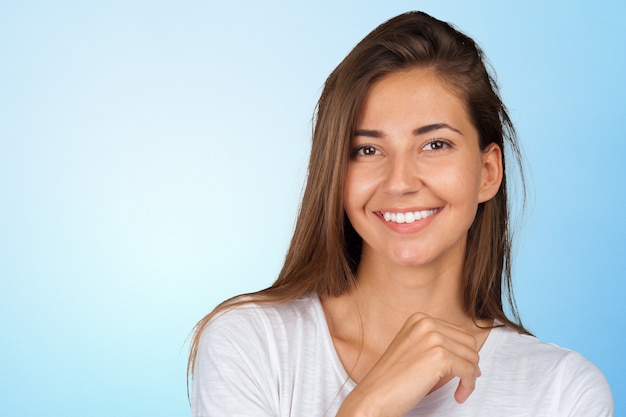 Foto joven mujer sonriente alegre