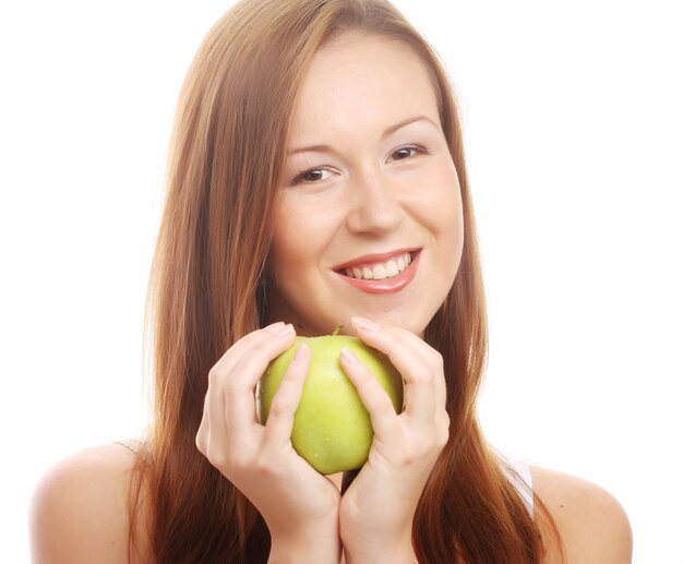 Joven mujer sonriente feliz con manzana, aislado en blanco