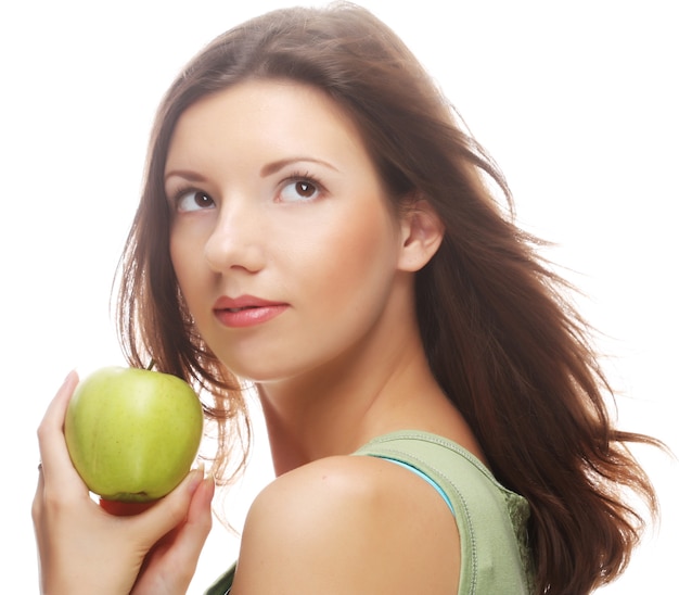 Joven mujer sonriente feliz con manzana, aislado en blanco