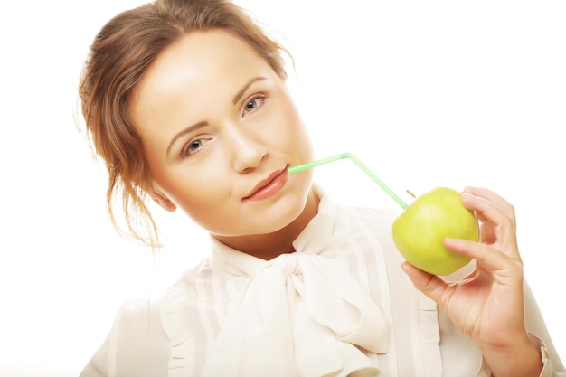 Joven mujer sonriente feliz con manzana aislado en blanco