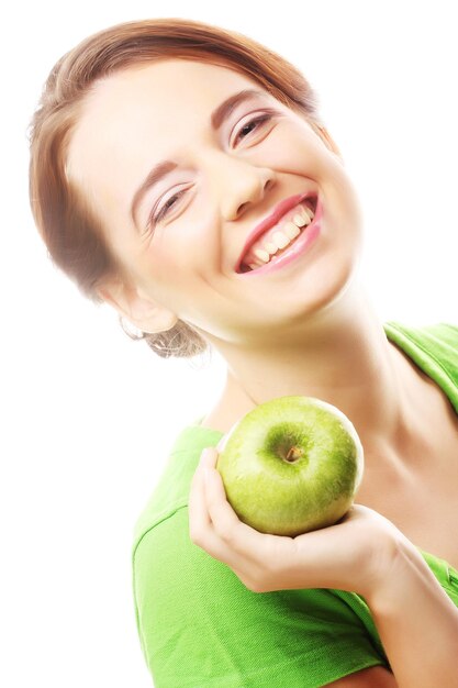 Joven mujer sonriente feliz con manzana