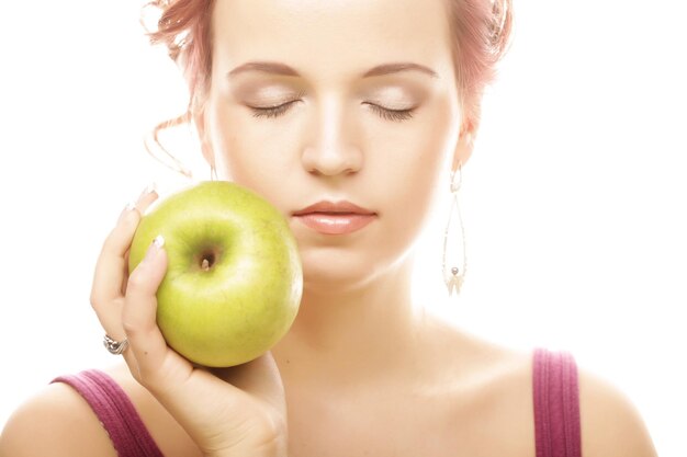 Joven mujer sonriente feliz con manzana