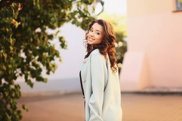 Joven mujer sonriente