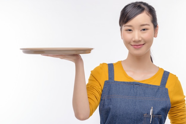 Joven mujer sosteniendo una bandeja vacía