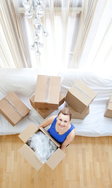 Joven mujer sosteniendo una caja