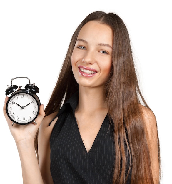 Joven mujer sosteniendo un concepto de gestión de tiempo de reloj