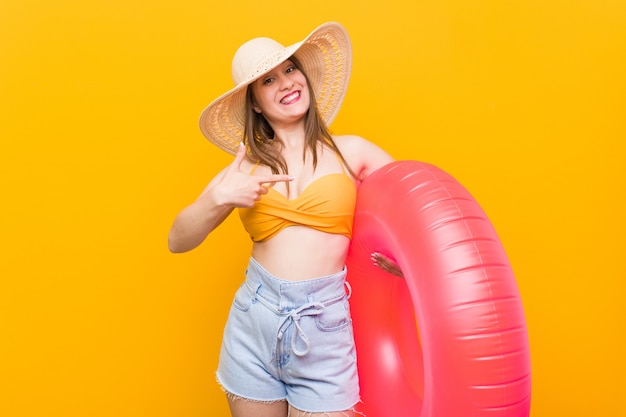 Joven mujer sosteniendo un flotador