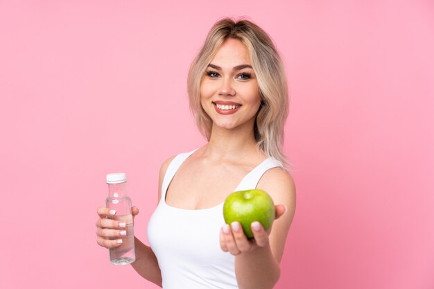 Joven mujer sosteniendo una manzana