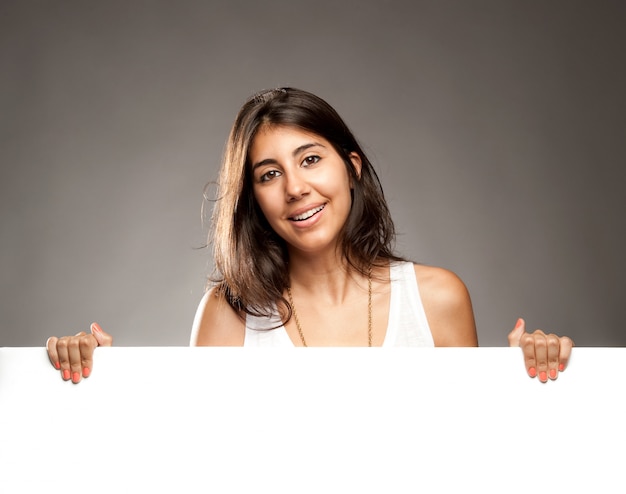 Foto joven mujer sosteniendo una pancarta