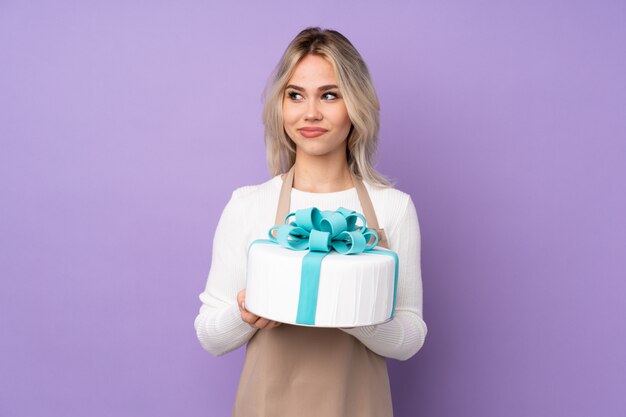 Joven mujer sosteniendo un pastel